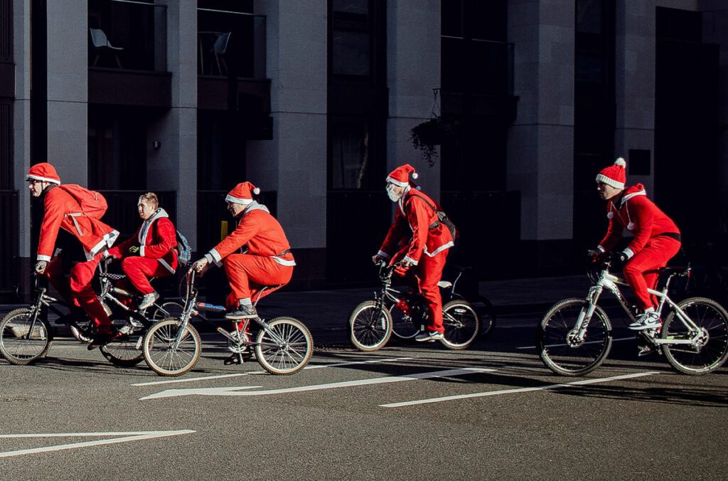 Personen im Weihnachtsmann-Outfit auf Fahrrädern