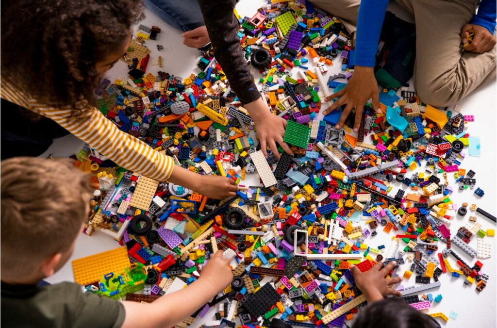 Kinder spielen Lego