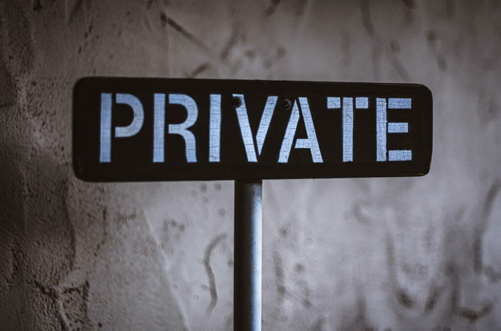 Schild mit Aufschrift "private"
